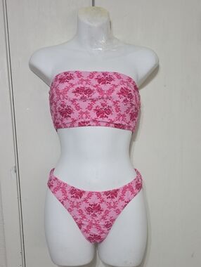 Swimsuit Top & Bottoms. Size Small. 82% Polyester, 18% Elastane. Made In China.